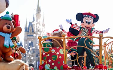 東京ディズニーランドで報道公開されたパレード「トイズ・ワンダラス・クリスマス!」(10日、千葉県浦安市)
