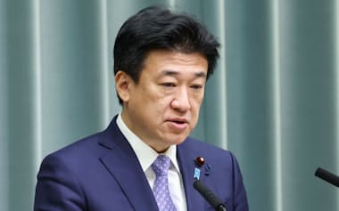 記者会見する木原官房長官(30日午前、首相官邸)
