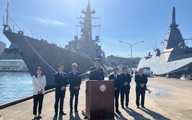 海自横須賀基地の視察後、取材に答える維新の藤田共同代表(中央、10日、神奈川県横須賀市)