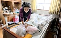 寝たきりの高齢者を訪問介護するヘルパーの森広子さん(11月、大阪市淀川区)