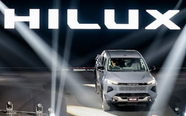 トヨタが発表した新型ハイラックス(10日、バンコク)=小林健撮影