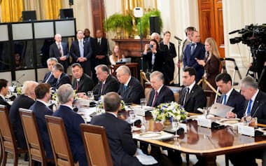 トランプ米大統領と会談する中央アジアの首脳ら(6日、ワシントン)=ロイター