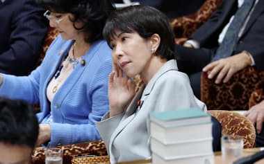 立憲民主党の質問を聞く高市首相(10日午前、国会内)
