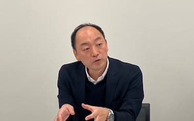 記者会見する高松機械工業の高松宗一郎社長(10日、金沢市)