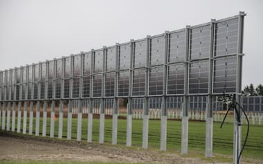 農業と発電の両立を目指す垂直型パネル(北海道帯広市の帯広畜産大学)