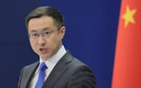記者会見する中国外務省の林剣副報道局長(9月、北京)=共同