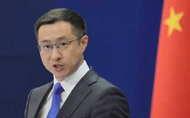 記者会見する中国外務省の林剣副報道局長(9月、北京)=共同