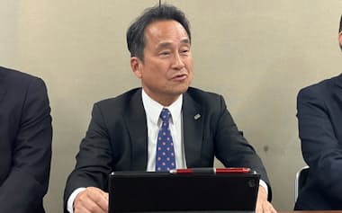 2025年4〜9月期の決算を説明するTOKAIホールディングスの小栗勝男社長(10日、静岡市)