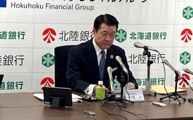 記者会見するほくほくFGの中澤社長(10日、富山市内)