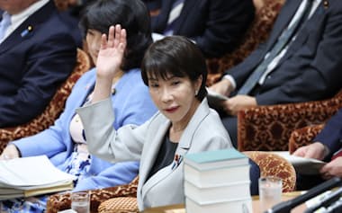 衆院予算委で立憲民主党の馬淵澄夫代表代行の質問に挙手する高市首相(10日)