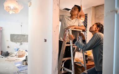 バンコクのコンドミニアムの建設現場で働くカンボジア人(9月、バンコク)