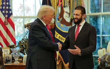 トランプ米大統領㊧とシリアのシャラア暫定大統領が会談した(10日、ワシントン)=AP
