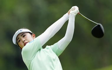 女子ゴルフメイバンク選手権の最終ラウンド、12番でティーショットを放つ山下美夢有。プレーオフを制し逆転優勝した(2日、マレーシア・クアラルンプールのクアラルンプール・クラブ)=共同