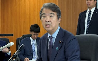 記者会見した石原環境相(11日、環境省)