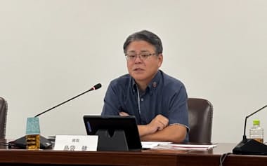 11日、記者会見に臨んだ琉球銀行の島袋健頭取