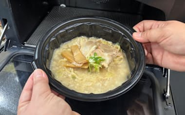 店内の専用マシンで調理したセブンのラーメン(11日、東京都千代田区)