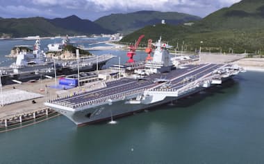 就役した中国軍の新型空母「福建」(右)=5日、中国海南省三亜市(新華社=共同)
