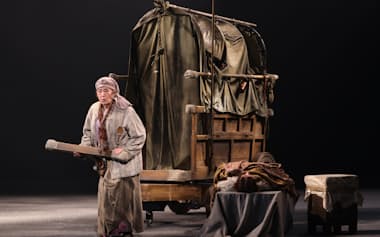 最後の公演となった「肝っ玉おっ母と子供たち」で主演する仲代達矢さん(2025年5月、能登演劇堂で)=石川 純撮影