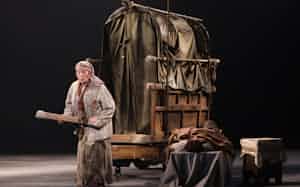 最後の公演となった「肝っ玉おっ母と子供たち」で主演する仲代達矢さん(2025年5月、能登演劇堂で)=石川 純撮影 最後の公演となった「肝っ玉おっ母と子供たち」で主演する仲代達矢さん(2025年5月、能登演劇堂で)=石川 純撮影