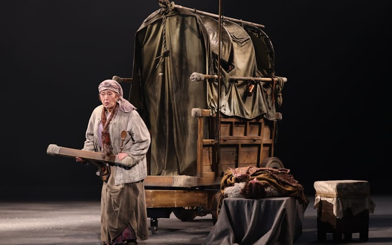 最後の公演となった「肝っ玉おっ母と子供たち」で主演する仲代達矢さん(2025年5月、能登演劇堂で)=石川 純撮影 最後の公演となった「肝っ玉おっ母と子供たち」で主演する仲代達矢さん(2025年5月、能登演劇堂で)=石川 純撮影