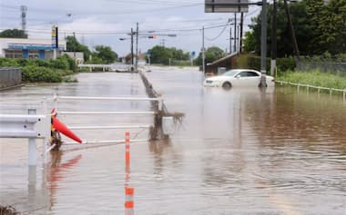 大雨により冠水した熊本市の道路=8月11日