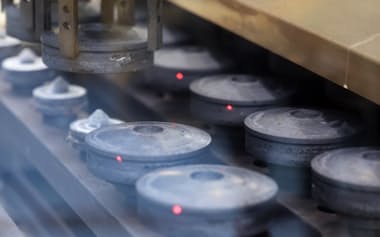 熱間鍛造で作られる自動車のCVT(無段変速機)用素材(2023年、滋賀県草津市のメタルアート工場)