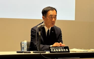 11日、記者会見したおきなわフィナンシャルグループの山城正保社長(那覇市)