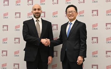 オリックスの高橋英丈社長㊨とカタール投資庁のモハメッド・ソワイディCEO(11日、東京都港区)