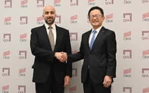 オリックスの高橋英丈社長㊨とカタール投資庁のモハメッド・ソワイディCEO(11日、東京都港区) オリックスの高橋英丈社長㊨とカタール投資庁のモハメッド・ソワイディCEO(11日、東京都港区)