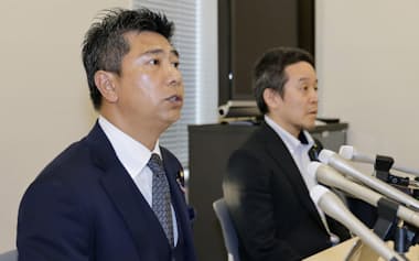 党首逮捕に関し記者会見する、「NHKから国民を守る党」の斉藤健一郎参院議員㊧(10日午後、国会)=共同