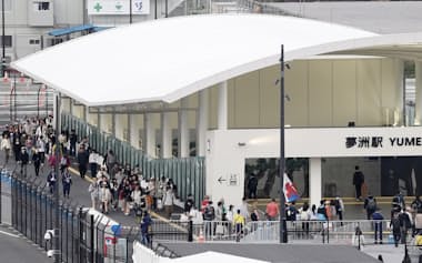 ゴールデンウイークで混雑する万博会場最寄りの大阪メトロ・夢洲駅周辺(4月27日、大阪市此花区)