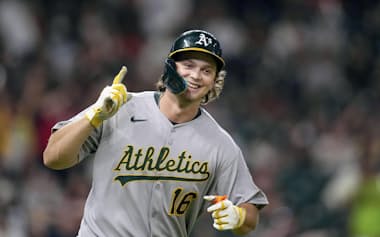 アストロズ戦で4本目の本塁打を放ち喜ぶアスレチックスのカーツ(7月、ヒューストン)=AP