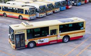 神奈川中央交通などは路線バスの屋根に次世代型太陽電池を設置した実証実験を始めた=同社提供 神奈川中央交通などは路線バスの屋根に次世代型太陽電池を設置した実証実験を始めた=同社提供