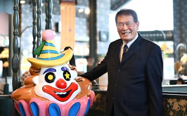 1942年神戸市生まれ。高校卒業後、千葉県で働き、飲食店を開業。北海道函館市に移りパブなどを経営後、87年に「ラッキーピエロ」を開店。函館地域限定で17店展開するご当地バーガー店として観光客にも人気に。