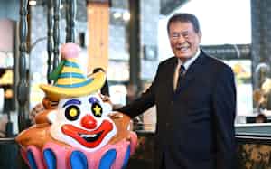 1942年神戸市生まれ。高校卒業後、千葉県で働き、飲食店を開業。北海道函館市に移りパブなどを経営後、87年に「ラッキーピエロ」を開店。函館地域限定で17店展開するご当地バーガー店として観光客にも人気に。 1942年神戸市生まれ。高校卒業後、千葉県で働き、飲食店を開業。北海道函館市に移りパブなどを経営後、87年に「ラッキーピエロ」を開店。函館地域限定で17店展開するご当地バーガー店として観光客にも人気に。