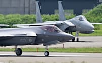 航空自衛隊のF35Aステルス戦闘機(手前)とF15戦闘機(石川県小松市の空自小松基地)