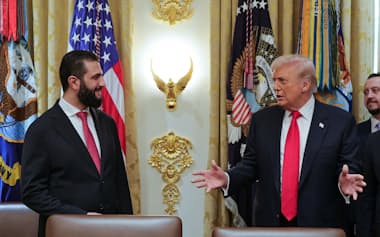 10日、会談するトランプ米大統領㊨とシャラア・シリア暫定大統領(ワシントン)=AP