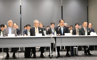 会議に出席した九経連の池辺和弘会長(右から2番目)ら