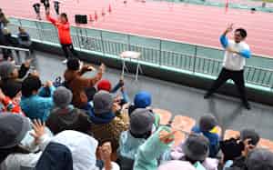 小学生に向けてサインエールを披露するデフアスリートの岡田海緒選手ら(10月、東京都品川区) 小学生に向けてサインエールを披露するデフアスリートの岡田海緒選手ら(10月、東京都品川区)