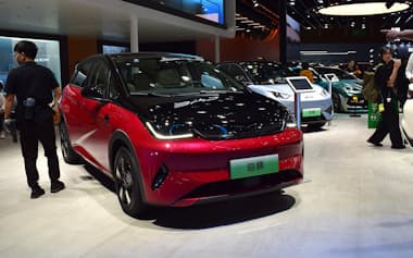 中国自動車大手、比亜迪(BYD)の自動車ショーの展示ブース(8月下旬、四川省成都市)