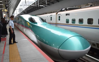 東京駅で停車する東北新幹線(6月、東京都千代田区)