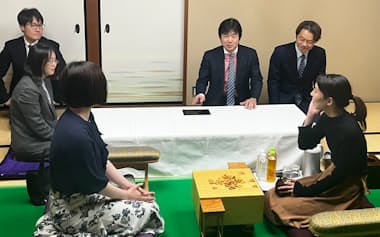 女流王座戦第2局を翌日に控え、対局室を検分する福間女流王座(右)と西山女流二冠(11日、福島県郡山市)
