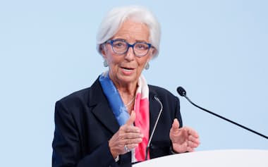 ECBはデジタル時代の通貨主権の堅持へCBDC発行に向けた作業を加速させる(記者会見するラガルド総裁)=AP