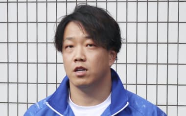 中日残留を表明した柳(11日、ナゴヤ球場)=共同