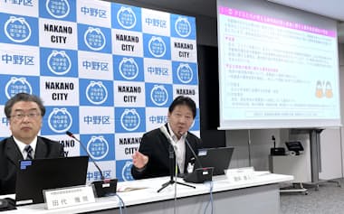 記者会見で修学旅行の方針を説明する中野区の酒井直人区長㊨(10月、東京都中野区)