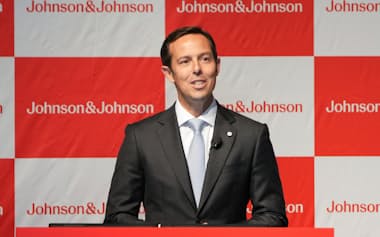 記者会見するヤンセンファーマのクリス・リーガー社長(11日、東京都千代田区)