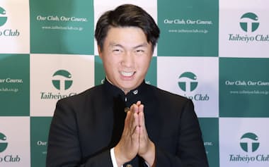 プロ転向表明後、誕生日ケーキを贈られた男子ゴルフの中野麟太朗(11日、静岡県太平洋クラブ御殿場)=共同