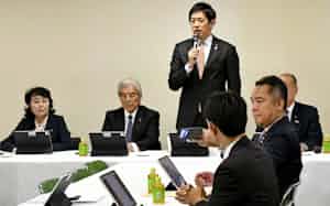 自民党の外交部会と外交調査会の合同会議であいさつする小林政調会長(11日、党本部)=共同 自民党の外交部会と外交調査会の合同会議であいさつする小林政調会長(11日、党本部)=共同
