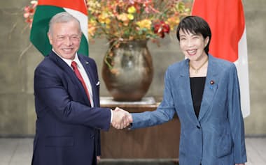 会談を前にヨルダンのアブドラ国王(左)と握手する高市首相(11日、首相官邸)