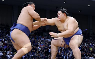 大の里(右)が押し出しで若隆景を下す=福岡国際センター